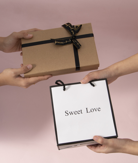 手拿轻奢简约礼品包装实拍图