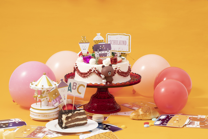 节日氛围生日蛋糕气球摆件实拍图版权图片下载