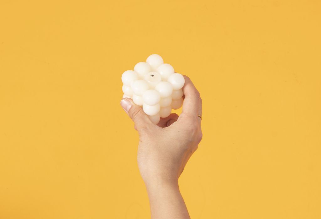 手拿浪漫欧式香薰蜡烛实拍版权图片下载