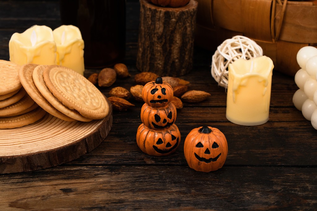 万圣节夜晚白色蜡烛实拍图版权图片下载