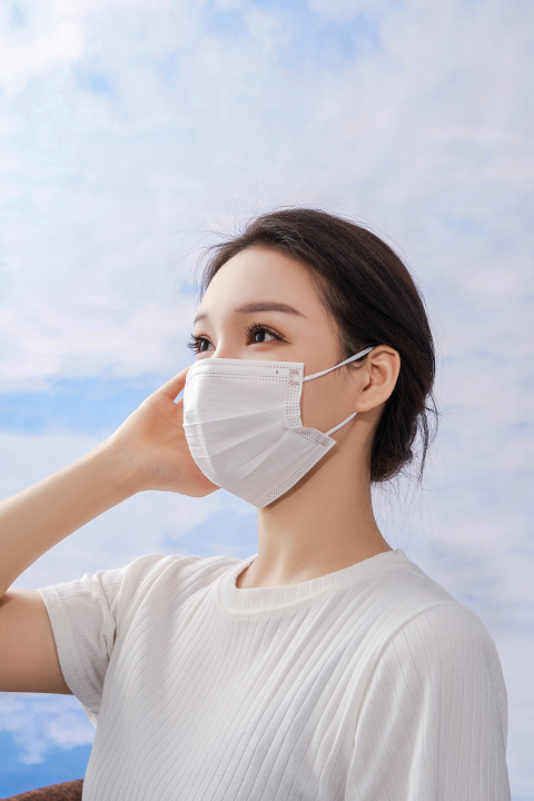 蓝天白云白色外科口罩实拍图版权图片下载