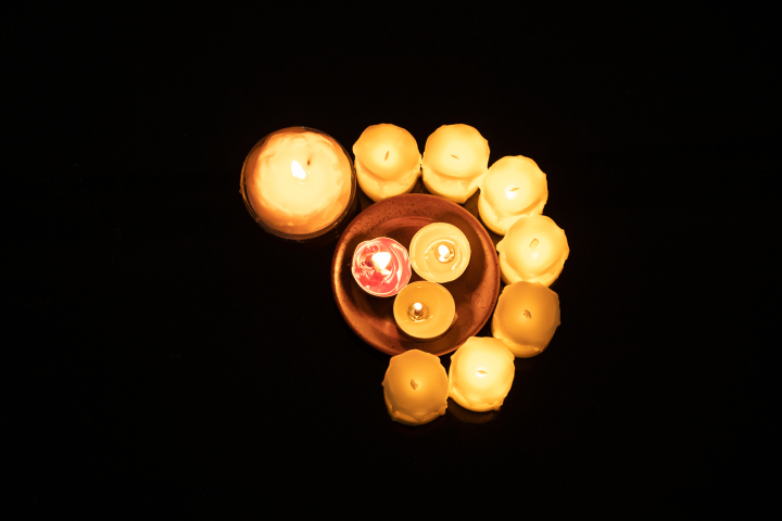 中元节点燃的蜡烛高清图版权图片下载