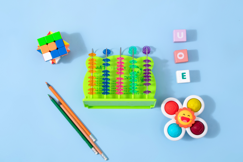 蓝色背景魔方益智玩具实拍图版权图片下载