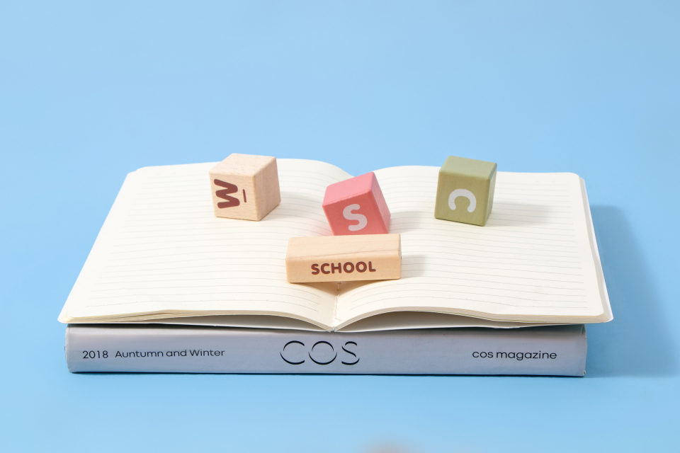 蓝色背景书本玩具橡皮实拍图