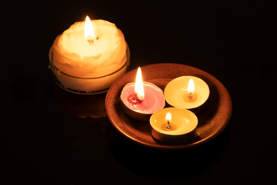 黄色烛火中元节祈福实拍图