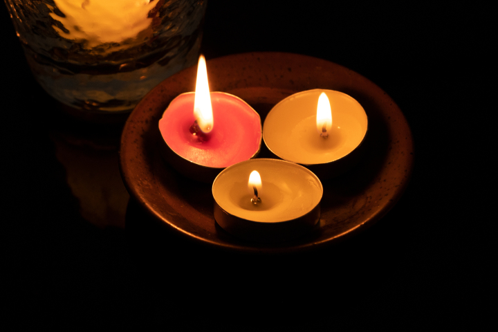 燃烧的蜡烛哀悼祈愿版权图片下载