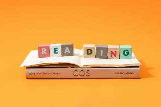 橙色背景彩色积木益智实拍图