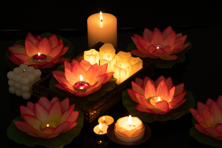 中元节祈愿燃烧的蜡烛版权图片下载