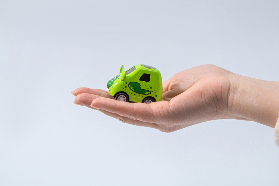 绿色迷你玩具车侧面实拍图