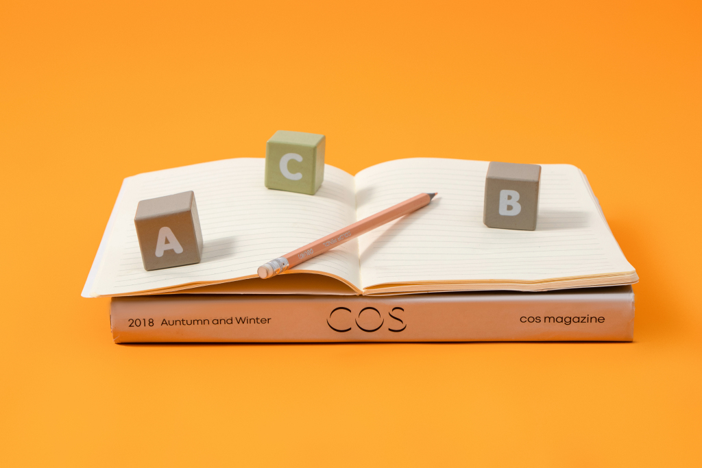 笔记本铅笔文具积木橙色背景实拍图版权图片下载