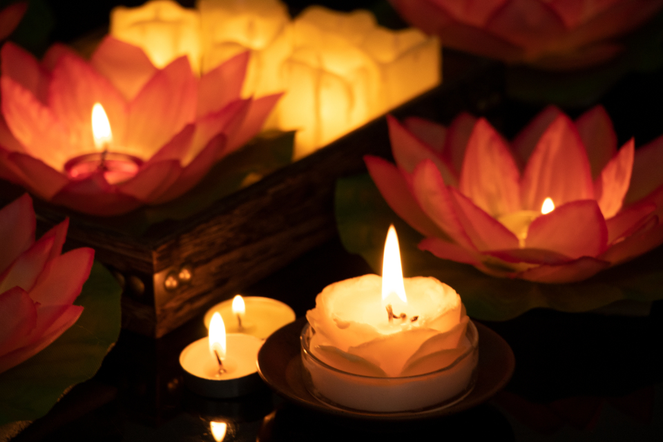 中元节哀悼放河灯图片