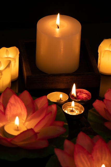 传统节日放河灯缅怀故人图片