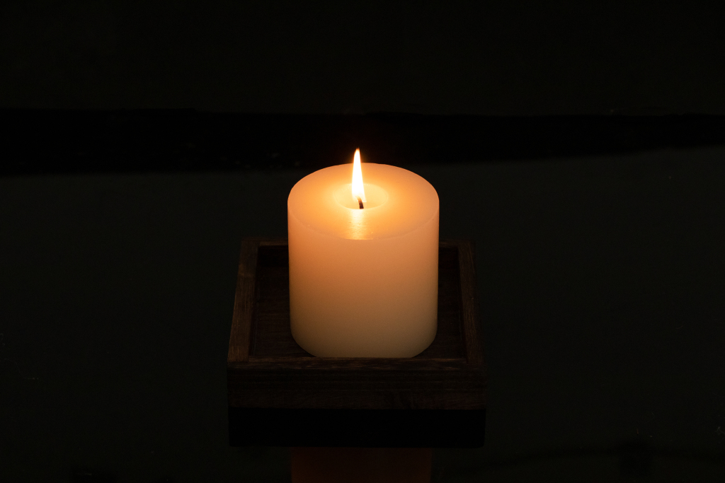 一支燃烧的白蜡中元节版权图片下载