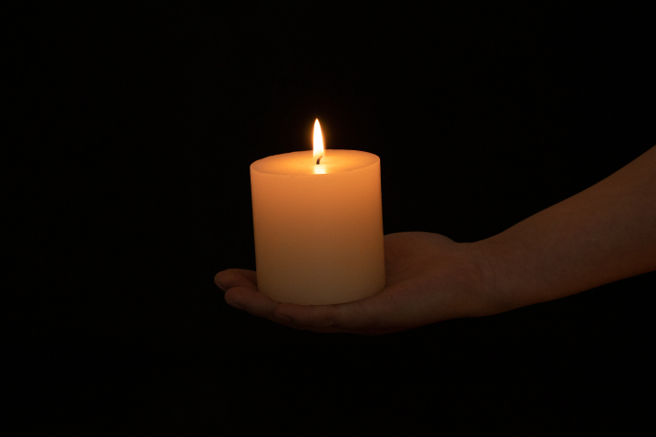 燃烧的蜡烛明亮烛火中元节实拍图版权图片下载