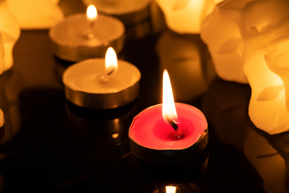 中元节烛火祭祀沉痛氛围实拍图