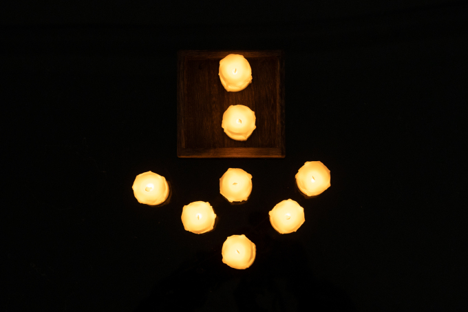 燃烧的白蜡中元节祈福图片