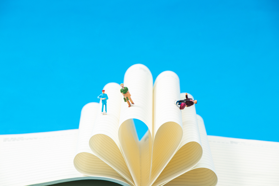 纸张上的模型小人实拍图