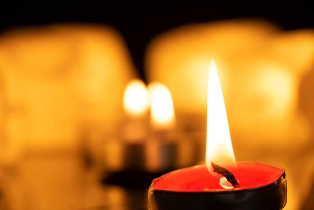 黄色燃烧蜡烛火焰节日实拍图版权图片下载