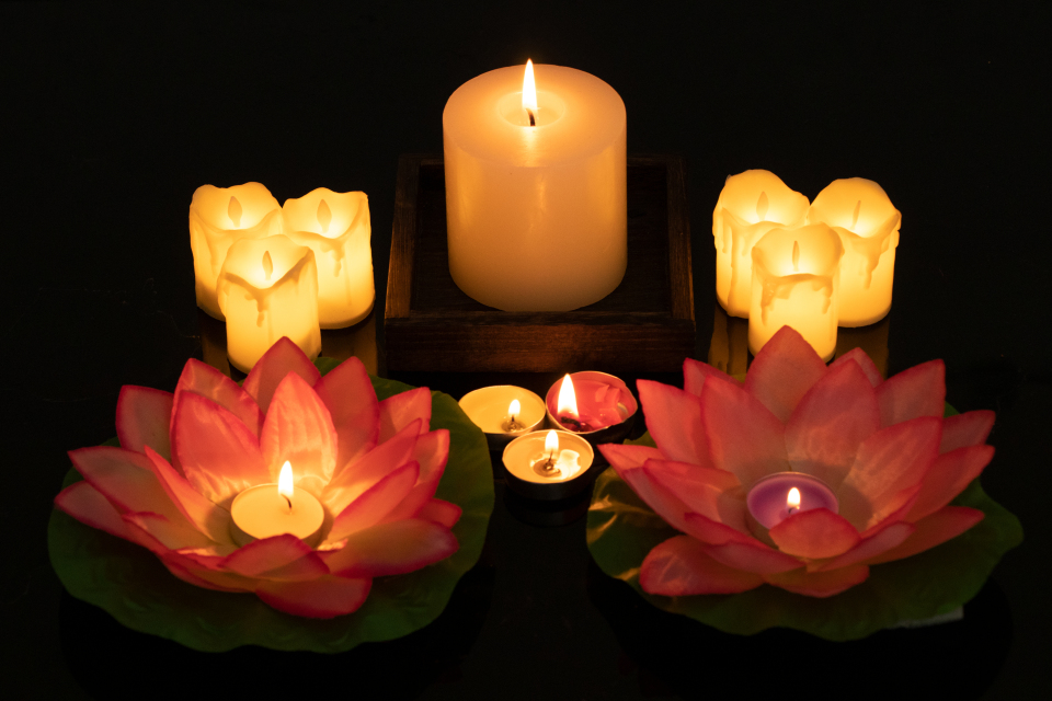 中元节水边放河灯缅怀图片