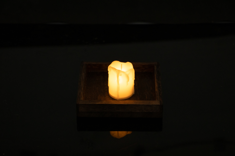 一支燃烧的白蜡中元节图片