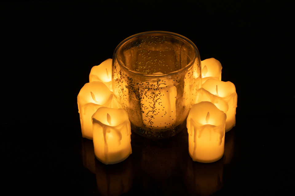 传统节日中元节白蜡祈福图片