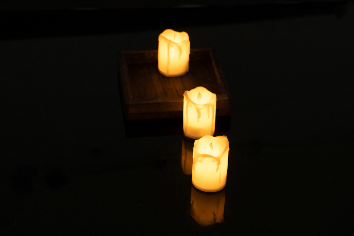 燃烧的蜡烛祈愿近景图版权图片下载