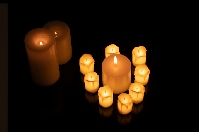 中元节祈愿祈福燃烧蜡烛实拍图