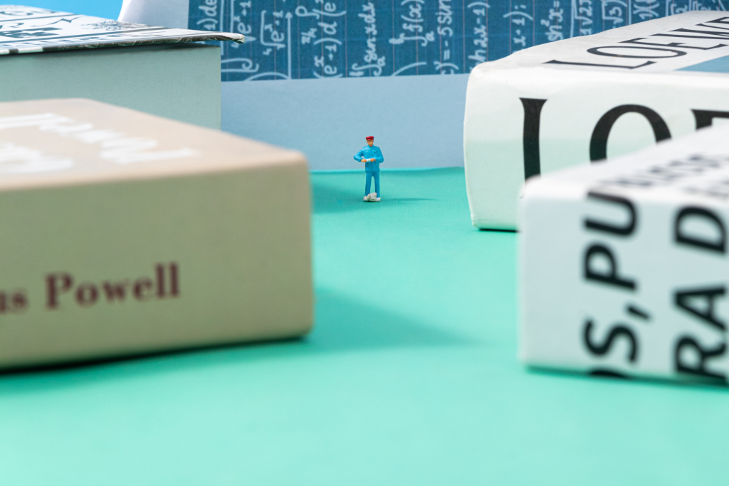 单个仿真人偶远景高清图版权图片下载