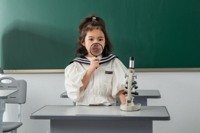 可爱短发女孩教室实验显微镜实拍图