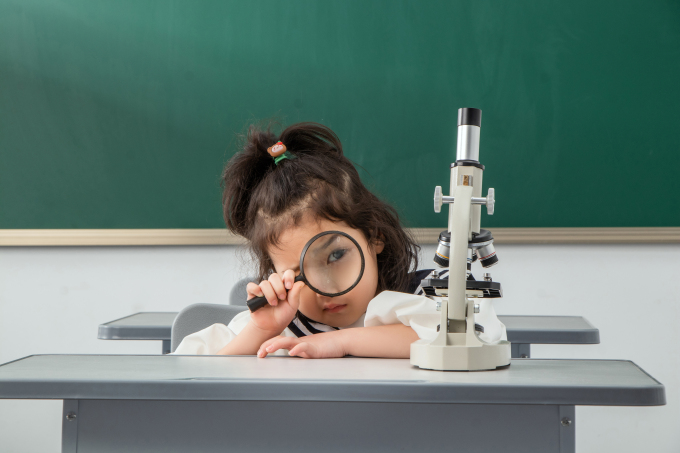 放大镜可爱女孩课堂小实验实拍图