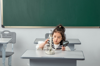 小学女孩课堂生物实验实拍图