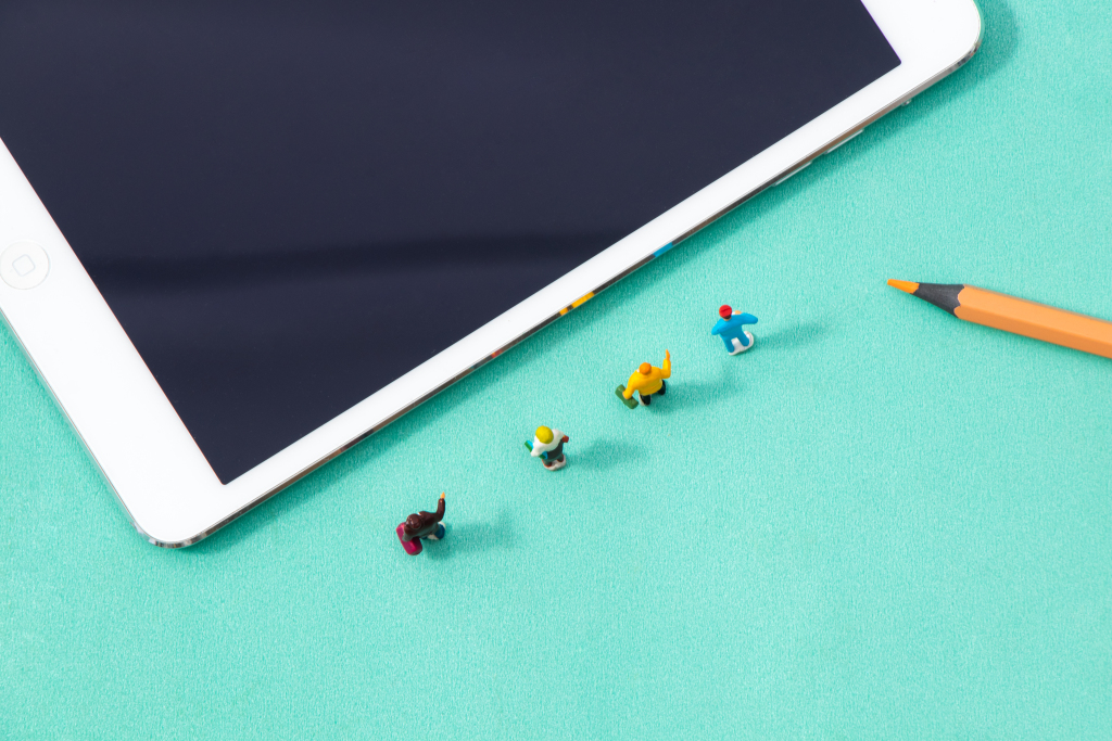 一排可爱的小人偶俯拍高清图版权图片下载