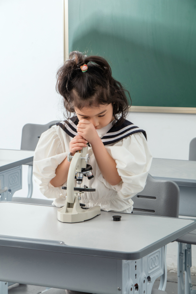 小学生聪慧女学生探索显微镜实拍图