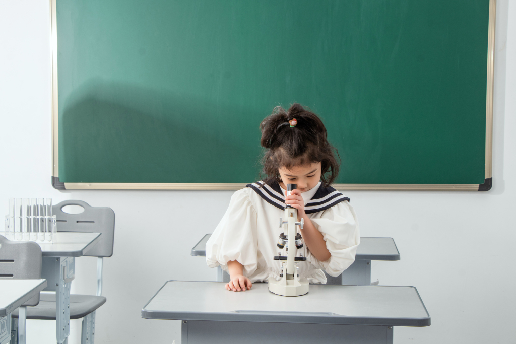 学生专用实验显微镜实拍图版权图片下载