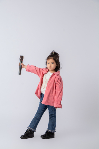 平举麦克小女孩实拍图