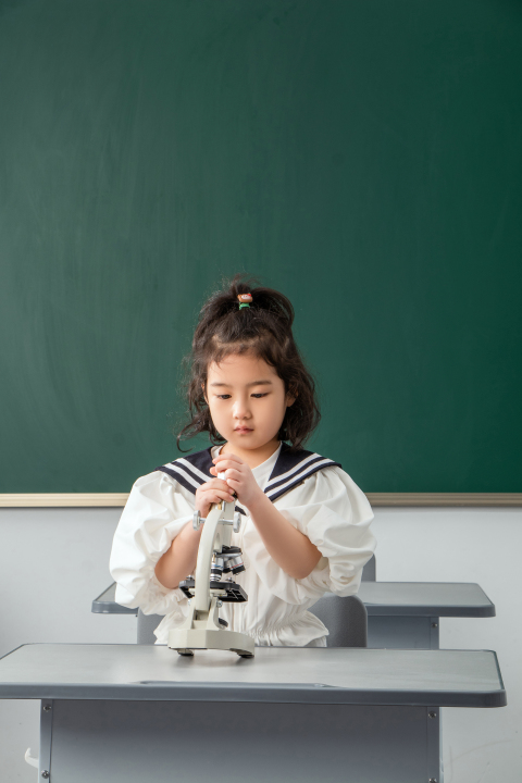 显微镜小学生物实验儿童科学实拍图版权图片下载