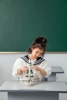 儿童科学家学生用科学实验实拍图