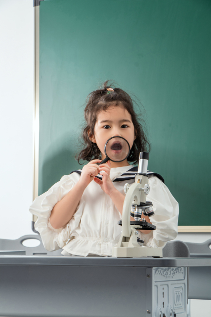 放大镜搞怪小学女生室内实验实拍图