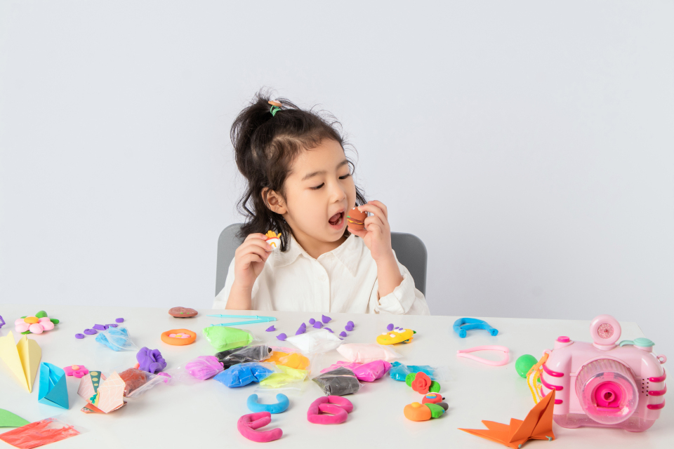 棕色太空泥制作汉堡高清图