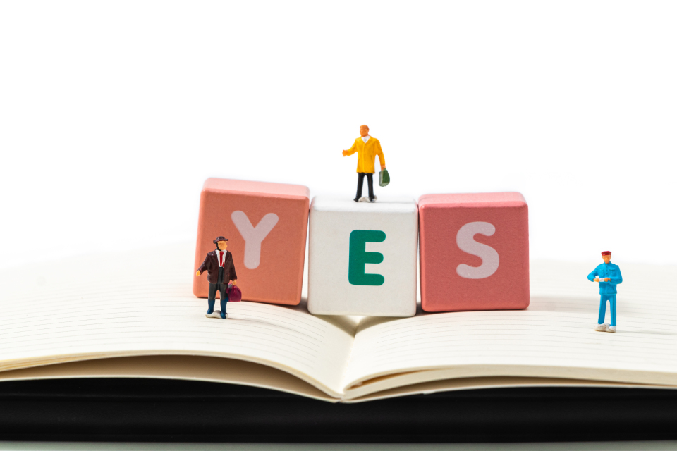 摊开的笔记本摆放积木高清图