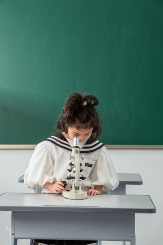 可爱女孩显微镜实验实拍图