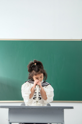 认真观察女孩室内实验实拍图