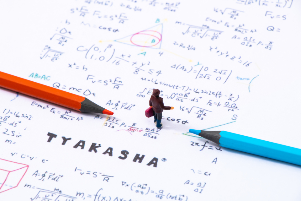 红蓝彩铅老师小人偶实拍图