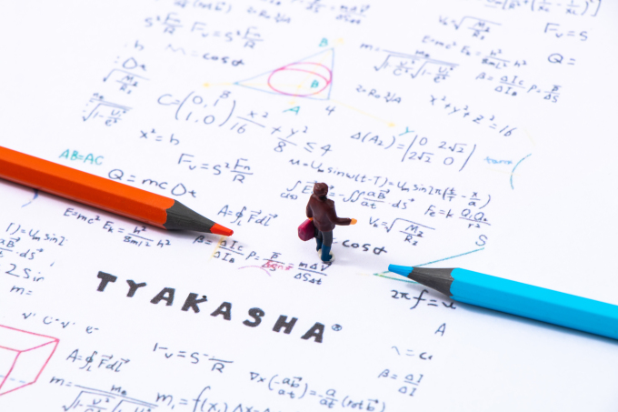 红蓝彩铅老师小人偶实拍图