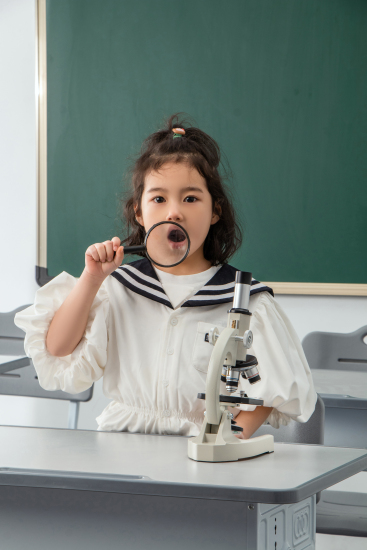 白衬衣漂亮女孩教室科学实验实拍图