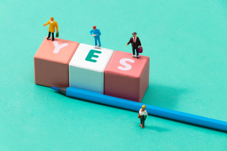 站在粉白色积木上的人偶高清图