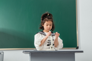 显微镜科学小实验女生高清图