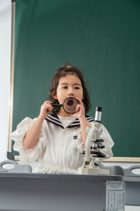 室内探究有趣科学实验女孩实拍图版权图片下载