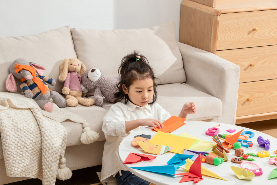 认真折纸的小女孩高清图