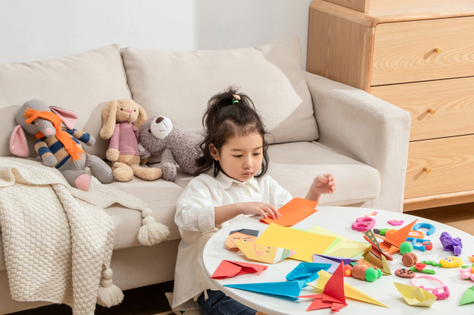 认真折纸的小女孩高清图